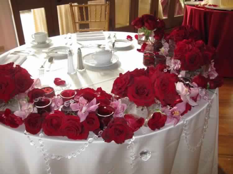 déco-de-table-Saint-Valentin-roses-tasses-cafe